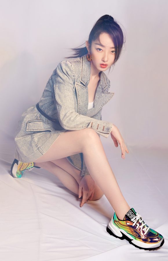 蒋梦婕牛仔套装配潮鞋，元气美腿超吸睛(1/4)