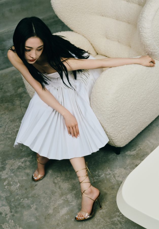 周洁琼穿上不同的细高跟为费加罗杂志拍照，美足洁白无暇(6/8)