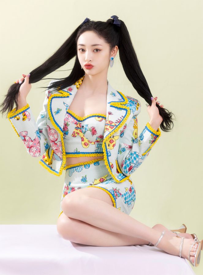 周洁琼双马尾可爱清纯风，内外穿同色系套装配凉鞋秀美腿(1/6)