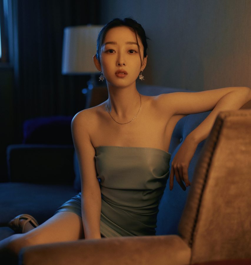 蒋梦婕穿一条淡蓝色连衣裙秀出一双比例完美的长腿(5/6)