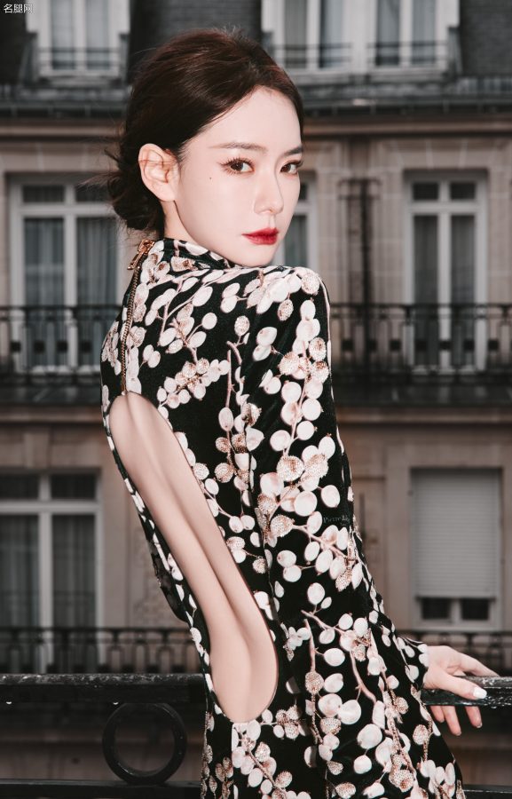 戚薇穿高领印花修身裙勾勒曼妙身姿尽显白皙长腿(5/5)