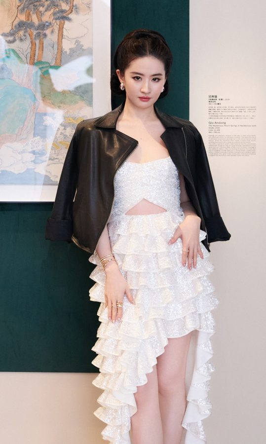 刘亦菲身穿吊带蛋糕白裙秀出如玉般无瑕的美腿(8/8)