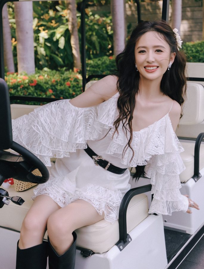 Tong Liya's pure and sexy outfit! Loose shirt dress with long boots shows off her fair legs(2/4)