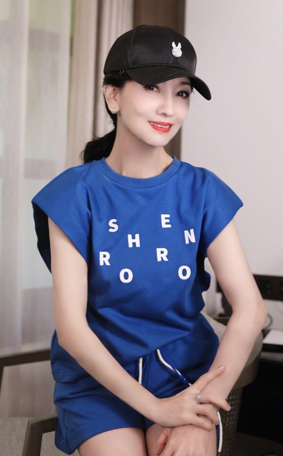 老妖精赵雅芝穿运动装大秀白皙美腿(3/6)