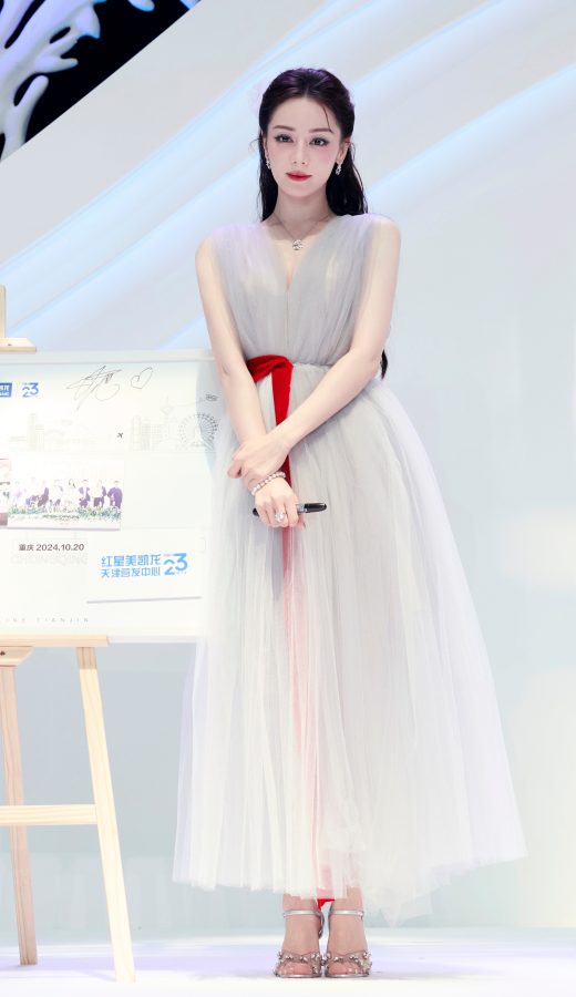 迪丽热巴薄纱裙下美腿若隐若现尽显梦幻魅力(8/8)