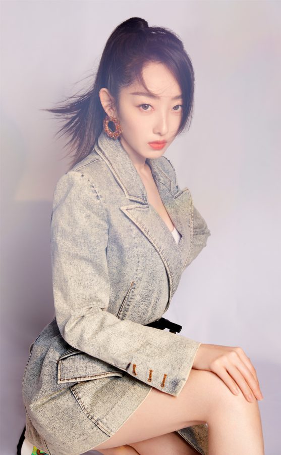 蒋梦婕牛仔套装配潮鞋，元气美腿超吸睛(2/4)
