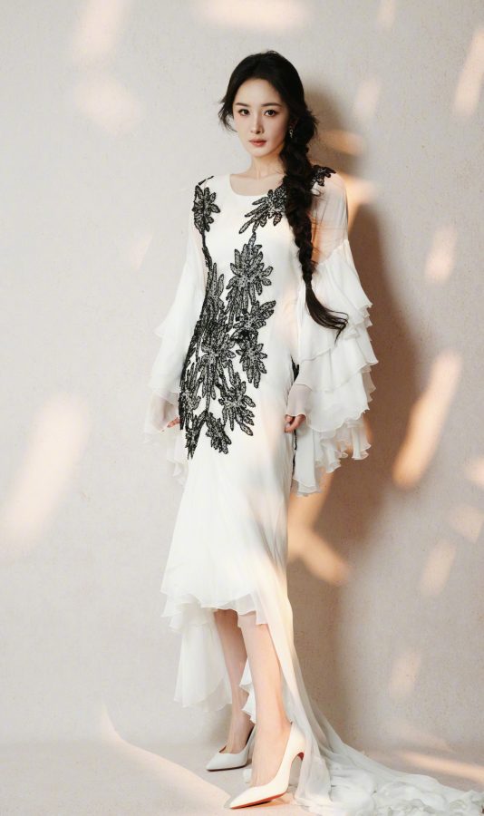Yang Mi wears Christian Louboutin's red and white high heels, showing her elegant and sexy charm(3/8)