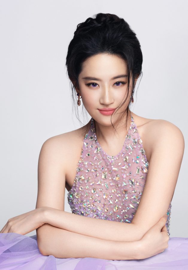 刘亦菲身着一身紫衣戴紫色美瞳盯屏(2/4)