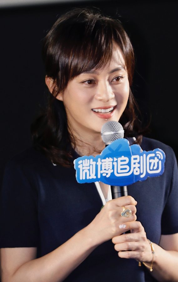 孙俪宣传新剧踩白色尖头高跟鞋秀出美足弓(3/4)