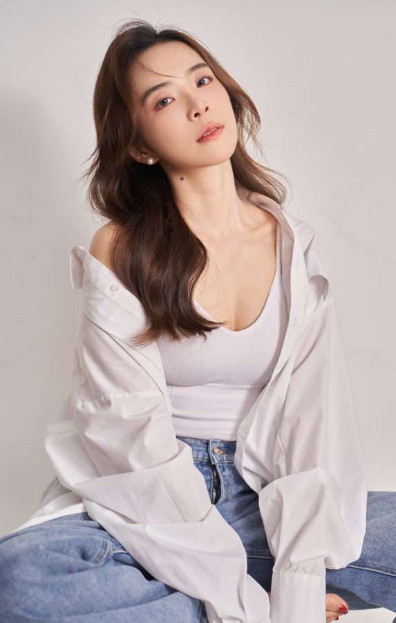 女主播余霜拍写真大方秀事业线(1/7)