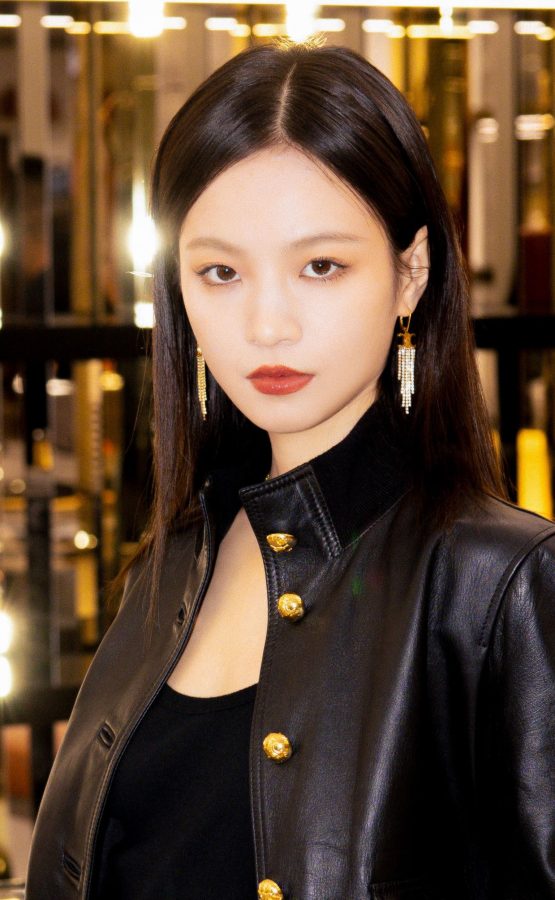 酷girl李庚希皮裙配高跟长靴显露纤细玉腿(8/10)