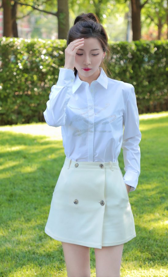 长身美女主持朱梓橦衬衫短裙长腿迷人(2/3)