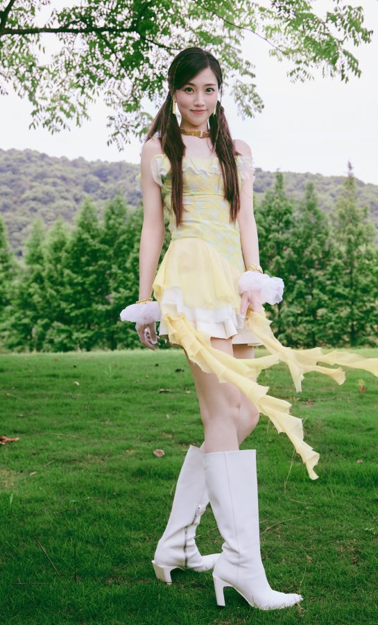张纯烨女团风双马尾元气满满,飘逸裙摆搭配高跟长靴尽显青春美腿(1/6)