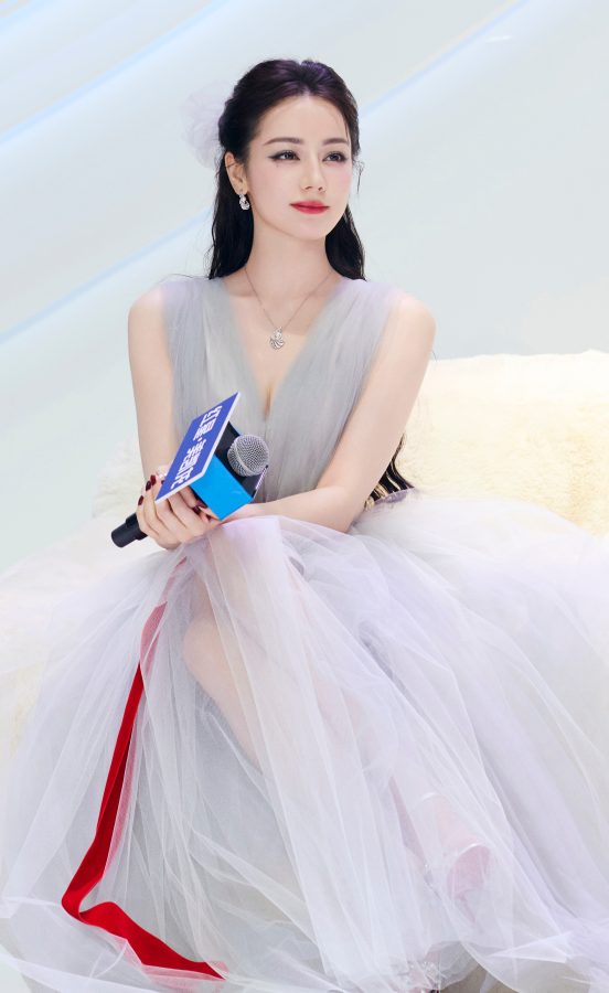 迪丽热巴薄纱裙下美腿若隐若现尽显梦幻魅力(6/8)