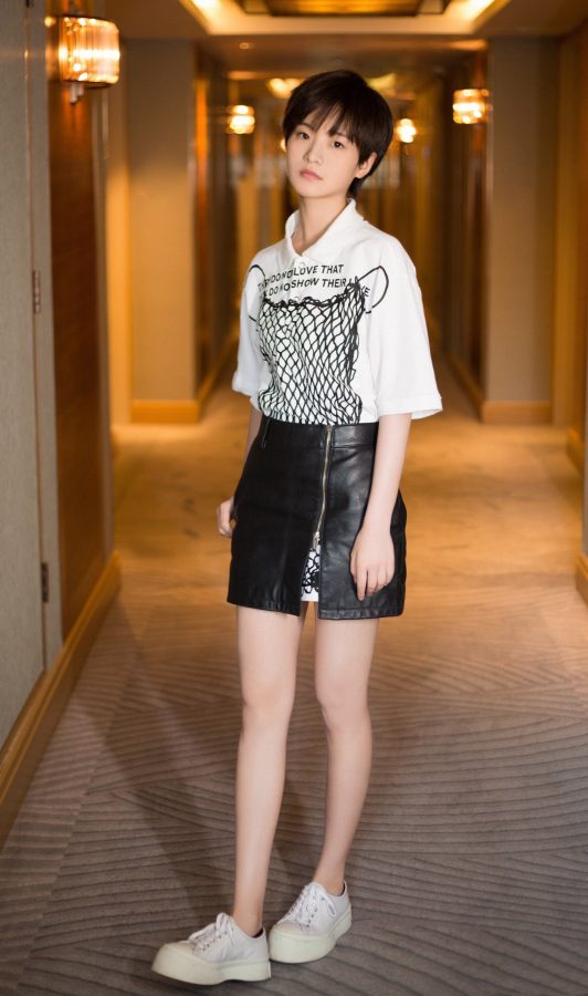 短发酷girl李庚希的纤细美腿(1/5)