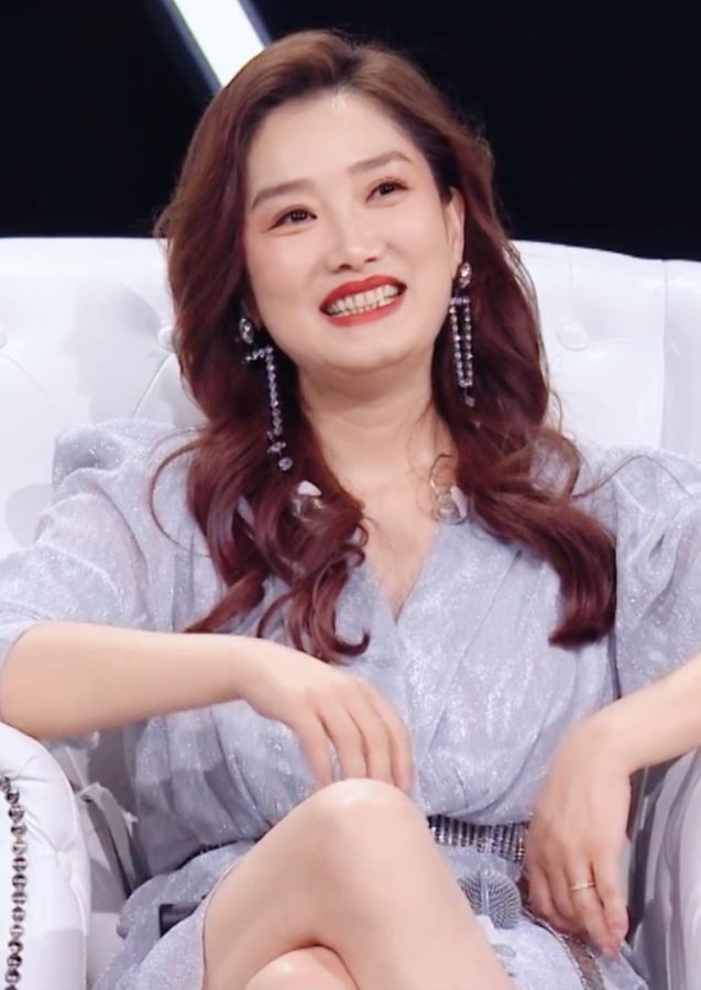 《金曲青春》杨魏玲花美腿玉足凉高跟(2/4)