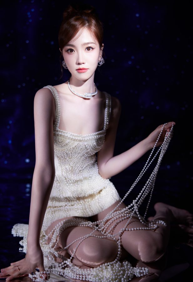 甜美公主张纯烨蹲姿撩人，珍珠裙下白皙玉足抢镜(2/9)