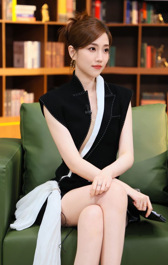 《令人心动的offer》主持人张纯烨大秀光滑纤白的长腿(4/5)