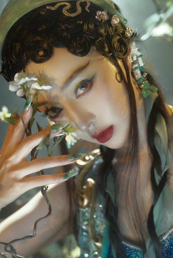 范冰冰化身最魅惑的青蛇大秀美腿玉足(3/6)