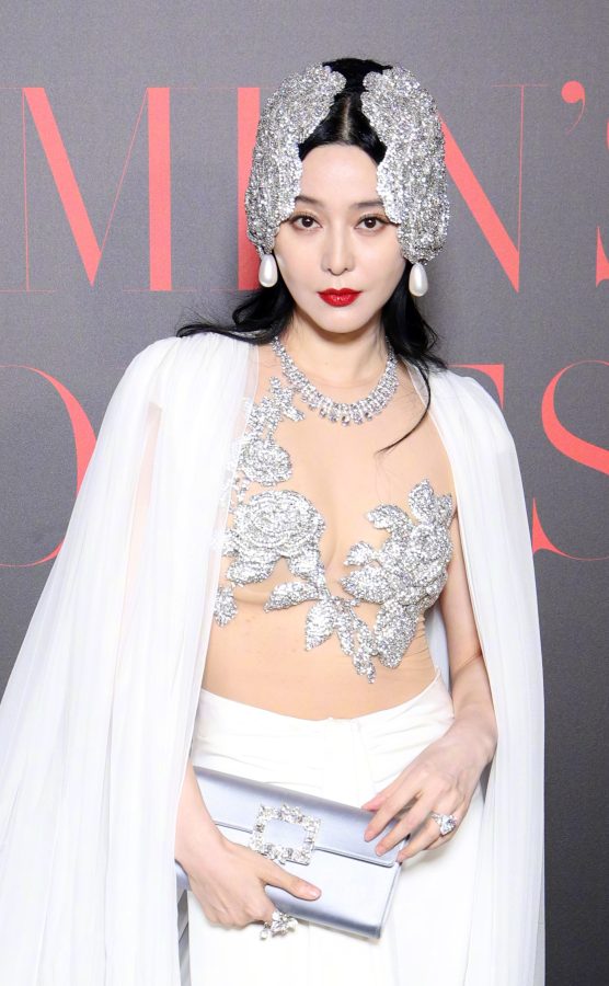 Fan Bingbing boldly wore a silver embroidered hollow design dress to appear at the Cannes Film Festival dinner(6/8)