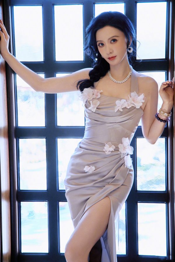 张萌轻纱美裙秀长腿尽显妩媚风情(2/4)