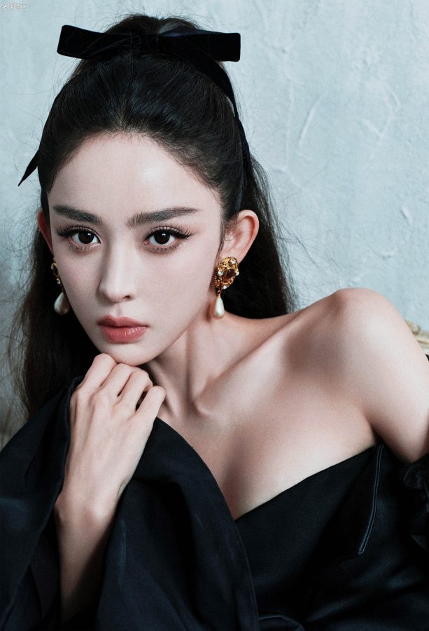 古力娜扎一袭黑裙尽显女神神秘性感范(3/10)