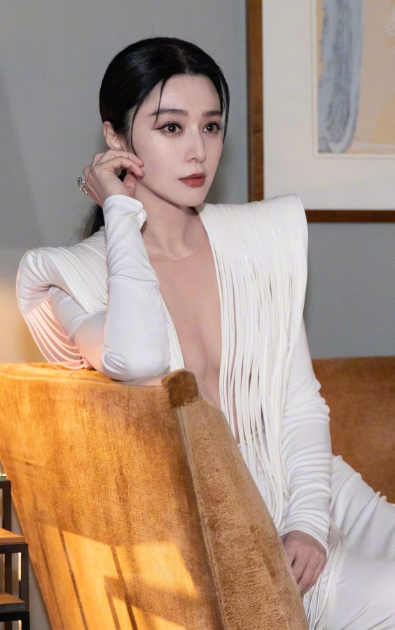 范冰冰深V白裙气场全开，性感与高级感并存亮相柏林电影节闭幕式(7/14)