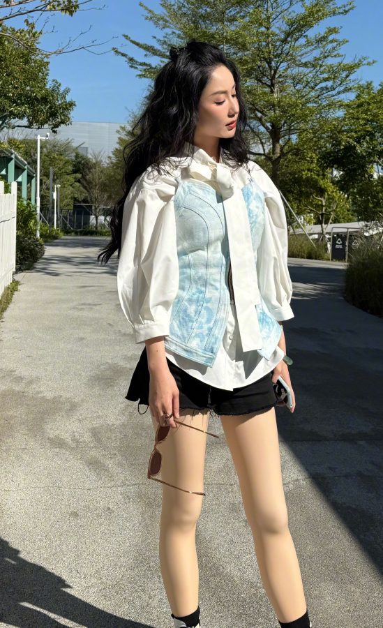 女明星娄艺潇腿上穿光腿神器外出(4/9)