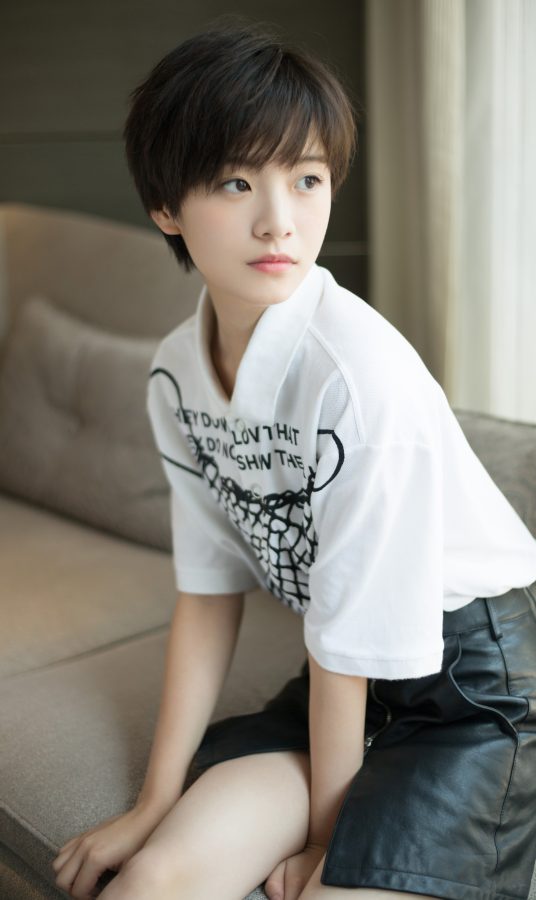 短发酷girl李庚希的纤细美腿(4/5)