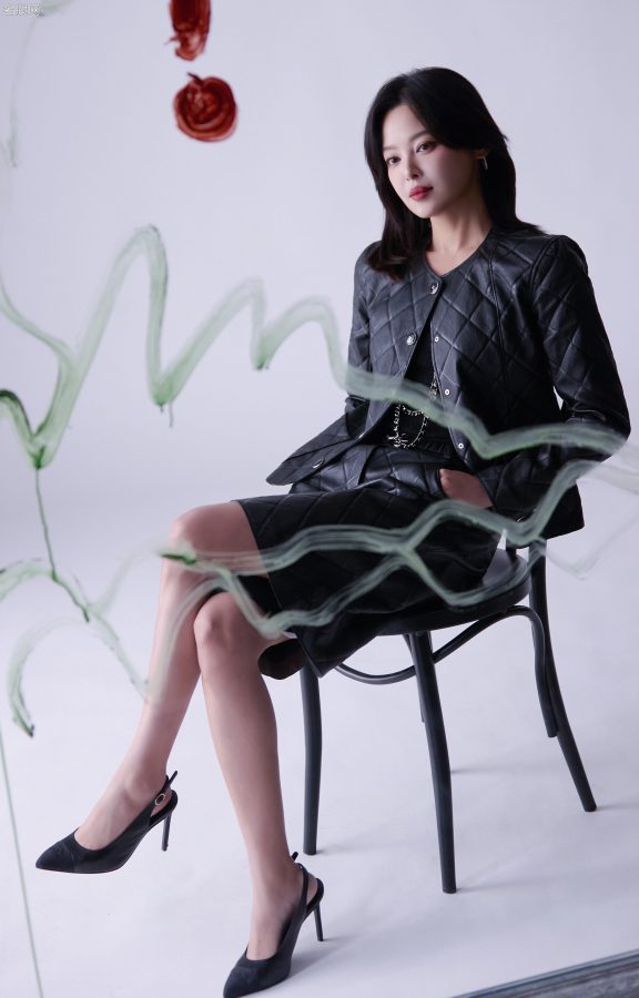 辛芷蕾皮质套装搭尖头高跟鞋，修长美腿尽显性感魅力(8/11)