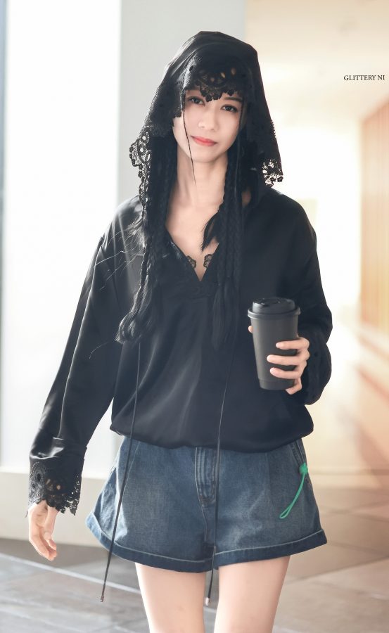 倪虹洁头戴黑色蕾丝头纱坐车外出，一双纤细大腿吸引路人目光(4/6)