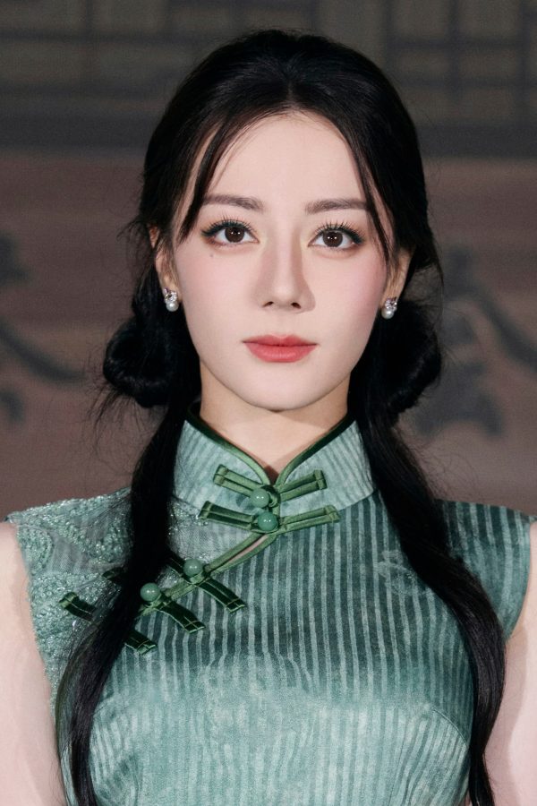 古风女神迪丽热巴旗袍纱裙造型玉腿美足动人展现(10/13)