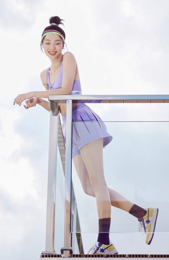 齐溪穿紫色运动套装大秀白皙美腿(4/4)