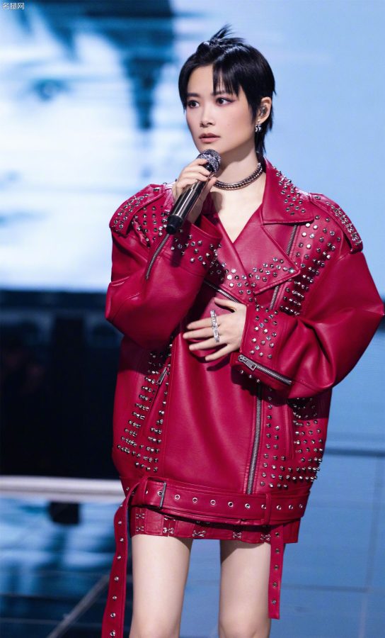 长腿歌姬李宇春蹬红色高跟长靴震撼登场(7/8)