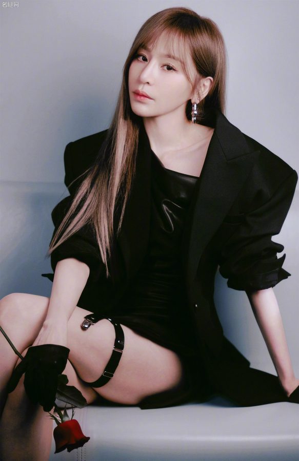 西装御姐王心凌惹火的腿环大秀修长美腿(3/14)