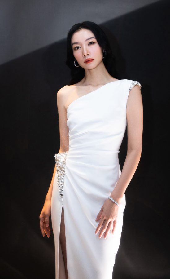美艳御姐齐溪高开叉礼服尽显修长美腿(3/5)