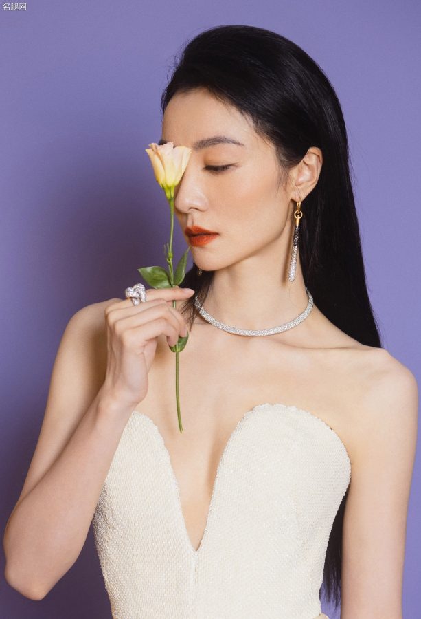 齐溪穿深V高开叉礼服的致命诱惑(6/6)