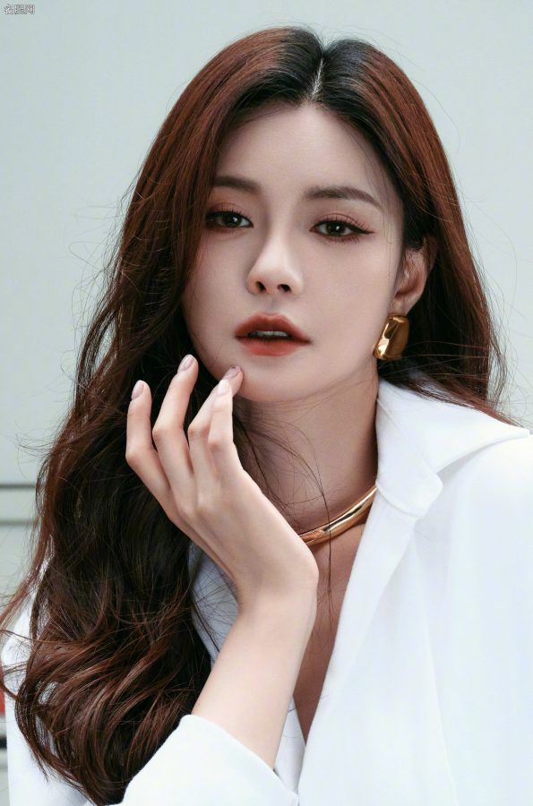 沈梦辰穿高开衩裙大秀美腿，美脸配上波浪长发魅力十足(7/8)