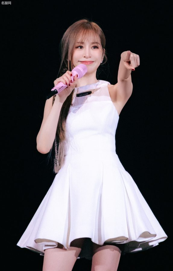 Sweetheart sniper! Wang Xinling shows off her white legs in a white dress, showing her pureness(2/19)