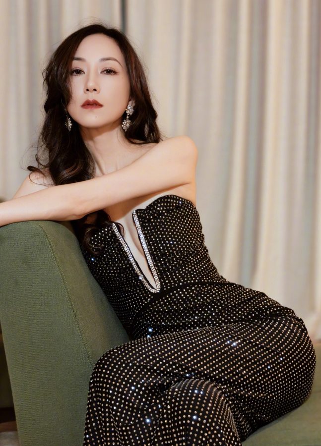 Han Xue wears a sexy deep V dress with fair skin and full of air(2/11)