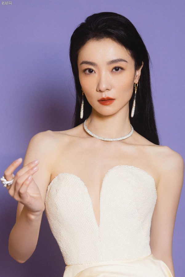 齐溪穿深V高开叉礼服的致命诱惑(2/6)