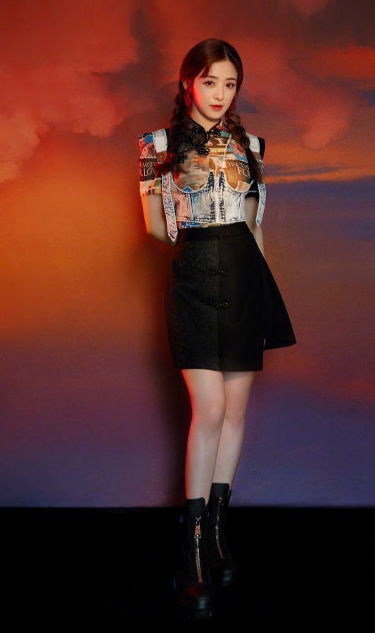乘风破浪的姐姐成团之夜，张含韵一双美丽的辫子气质甜美玉腿光滑(1/4)