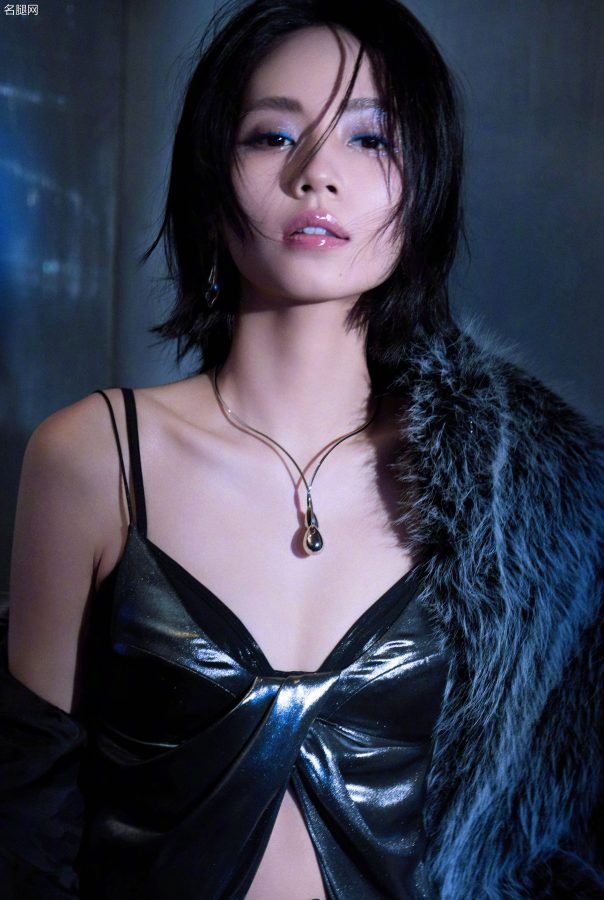 性感美神刘惜君穿开衩裙翘二郎腿绝了(4/6)