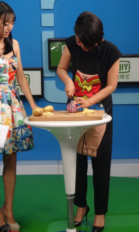 闫妮穿长裤踩尖头细高跟做客爱奇艺早年节目《电视剧有戏》(7/8)