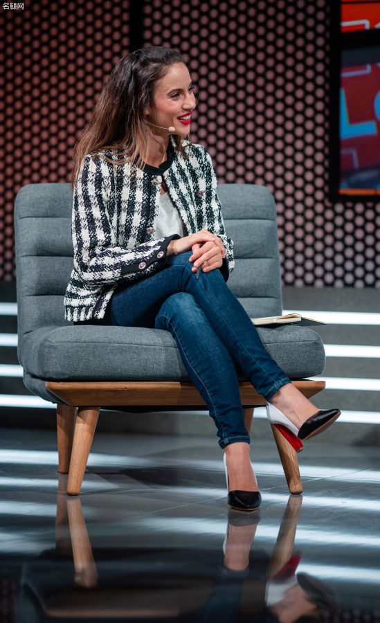 撸圈佳人LEC主持人Laure Valée修长美腿搭配紧身牛仔裤尽显好身材(3/5)