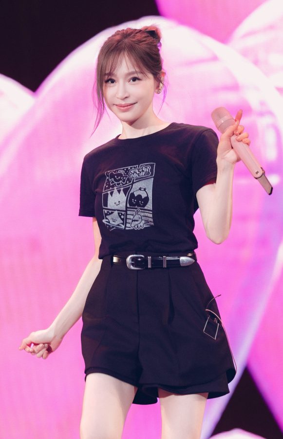 王心凌在台上穿短裤秀少女玉腿(2/4)