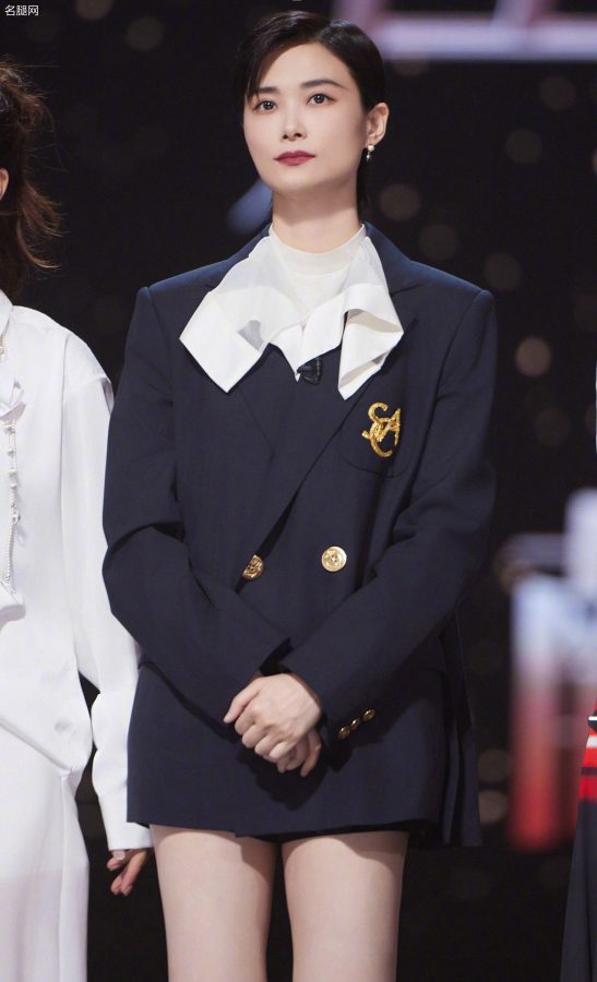 Li Yuchun wears a suit and plays with the missing lower body. Her legs are really white.(6/12)