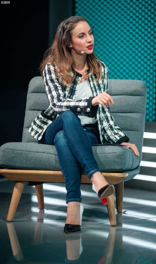 撸圈佳人LEC主持人Laure Valée修长美腿搭配紧身牛仔裤尽显好身材(2/5)