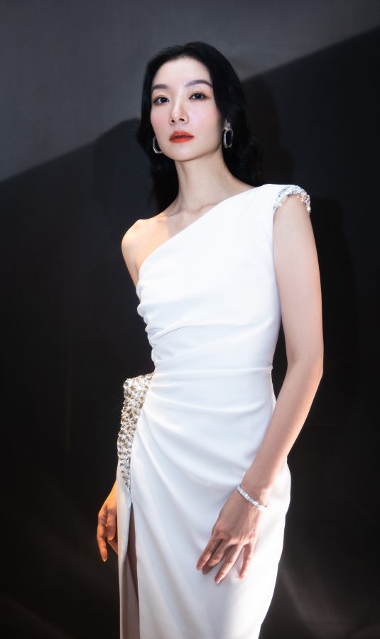 美艳御姐齐溪高开叉礼服尽显修长美腿(2/5)