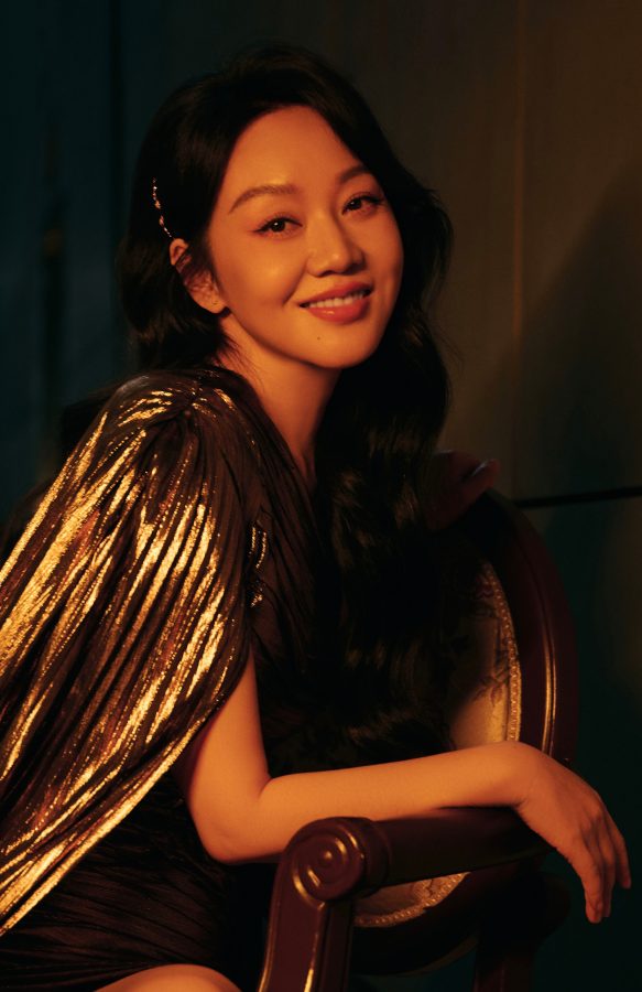 闫妮斜肩短裙勾勒出曼妙身姿，一双光滑美腿真绝了(3/5)